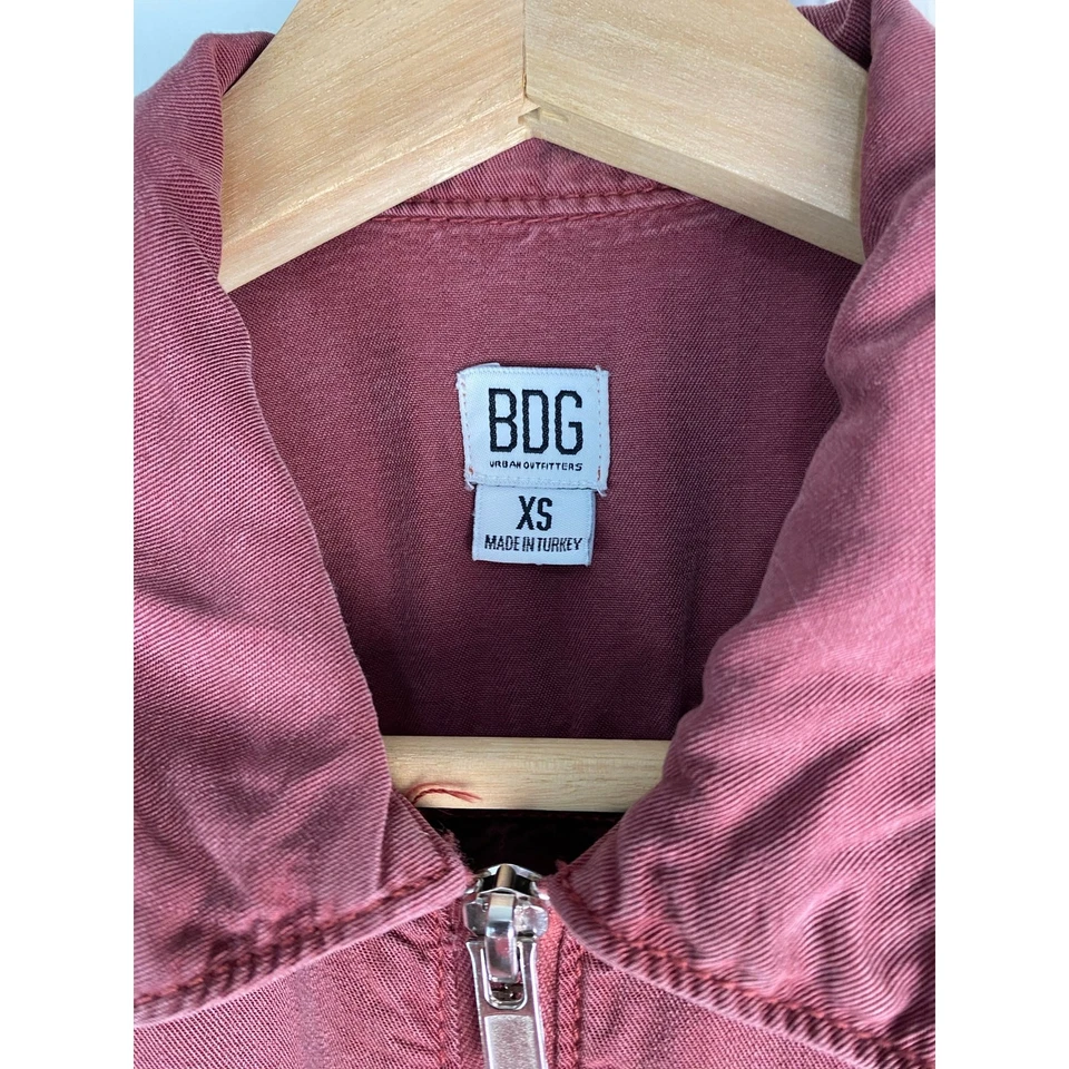 Mono utilitario Urban Outfitters BDG para mujer XS rosa polvoriento con cinturón manga corta Foto 4 de 4