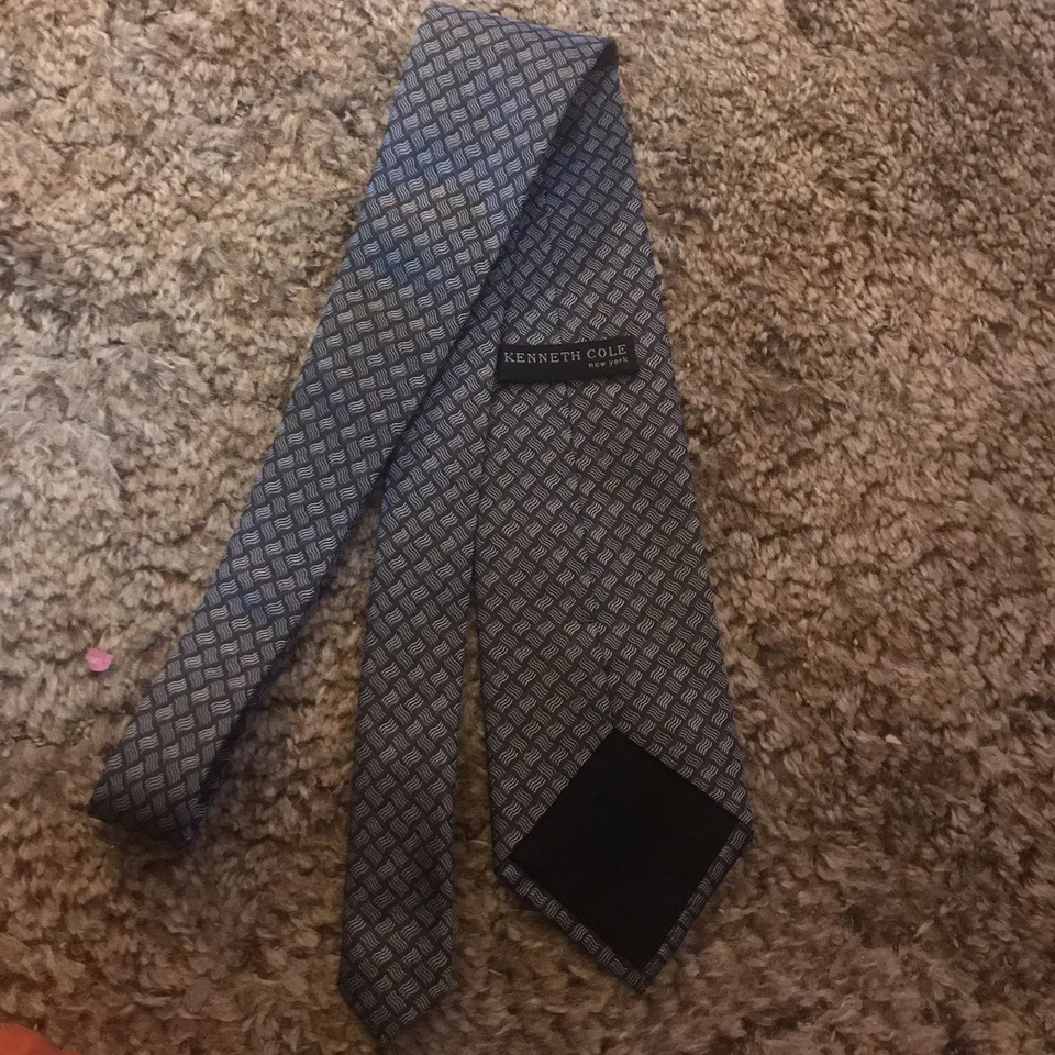 Kenneth Cole trae una corbata maravillosamente diseñada Foto 2 de 4