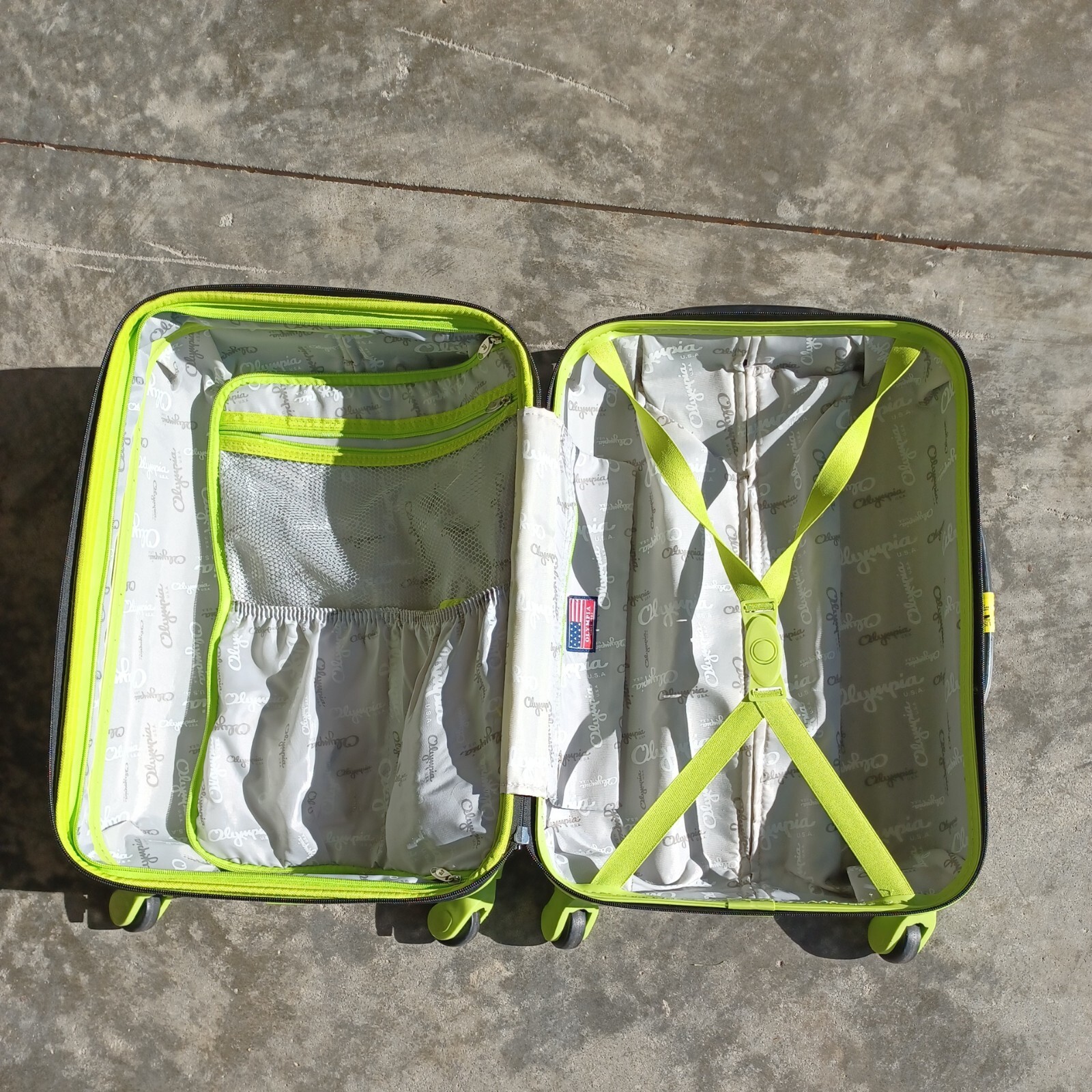 Olympia 21" Expandable Carry On 4 Wheel Luggage Suitcase | **Used - Good Conditi