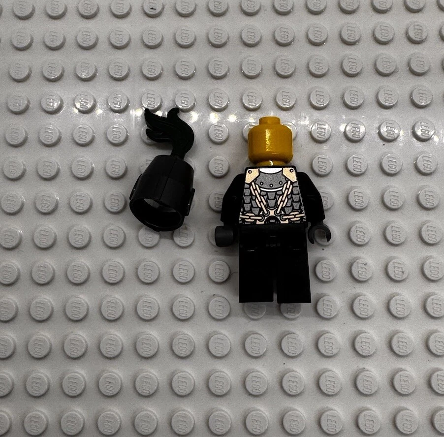 1x LEGO Minifigure Knight Kingdoms Dragon Chainmail Helmet Plume cas453 Set 7950 - Image 2 of 3