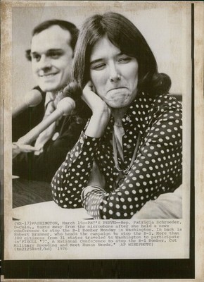 1976 Patricia Shcroeder Wa Robert Brammer News Conference Beauty Wirephoto 8x10