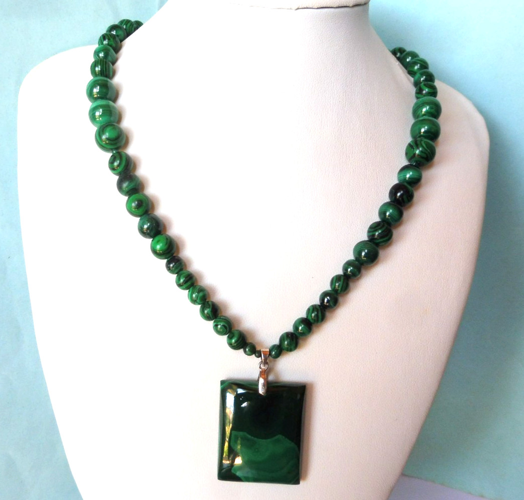 Collier en malachite naturelle et argent massif pour une elegance intemporelle
