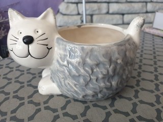 SMILING CAT PLANTER / ORNAMENT 5 X 7 X 4 INCHES APPROX WHITE AND GREY INDOOR