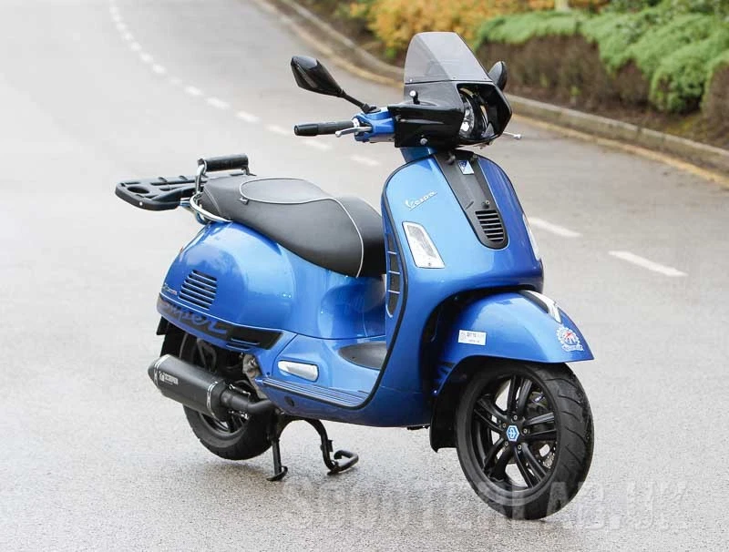 SLUK Vespa GTS 125/250/300 Driver Screen With Tech Tray - Carbon.