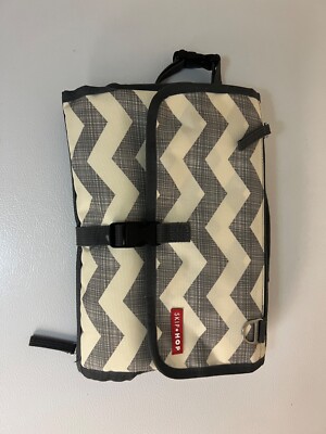 Skip Hop Pronto Baby Portable Changing Station & Diaper Changing Pad Clutch Gray