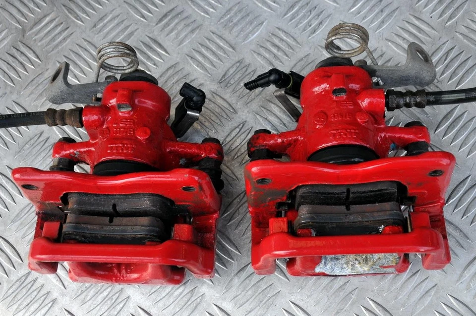 Alfa Romeo Giulietta upgraded red rear brake calipers pair TRW A823 - Image 4 of 4