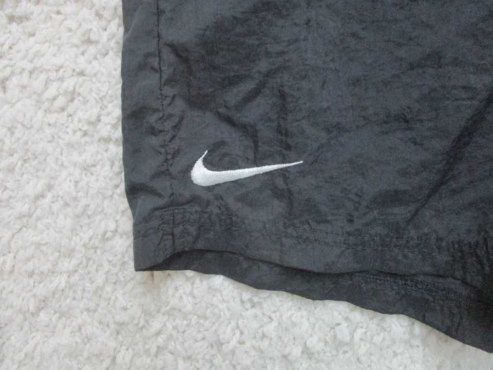 VINTAGE Pantalones Cortos Nike Medianos Juveniles Negros Pantalones Cortos Atléticos Nylon Swoosh Gimnasio Niños M Foto 4 de 4