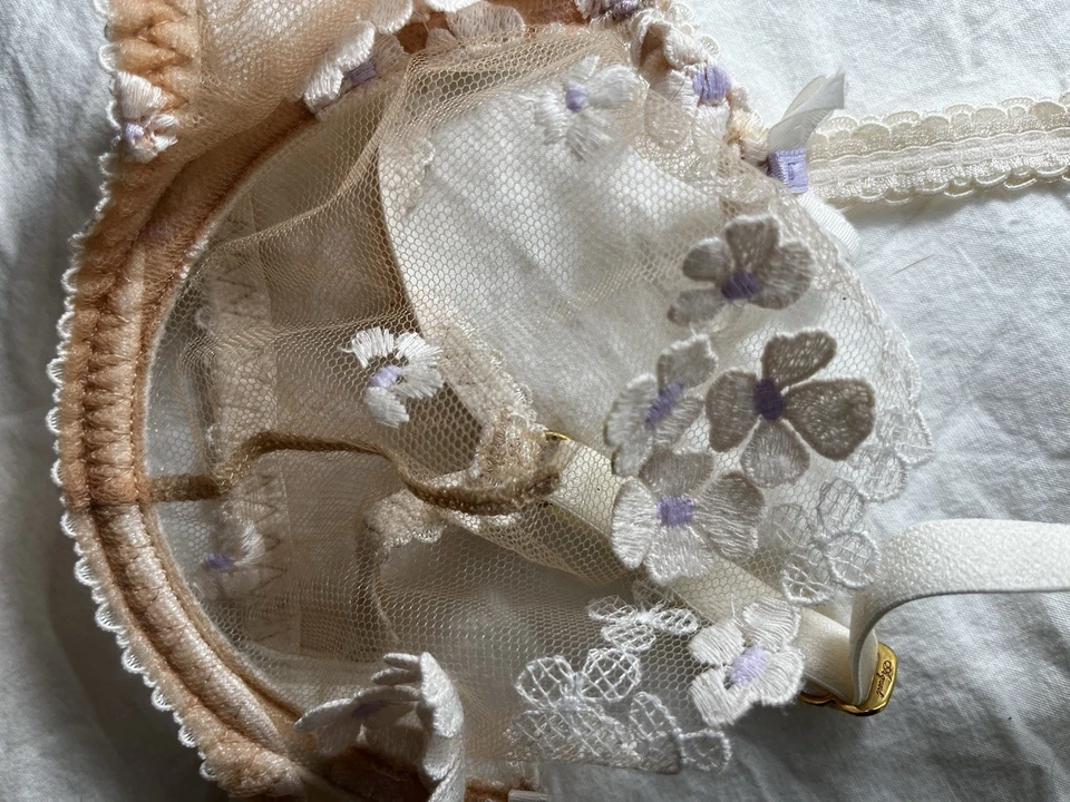 Conjunto de sujetador y liga Agent Provocateur desnudo y crema encaje floral transparente con lazos - 32C Foto 4 de 4