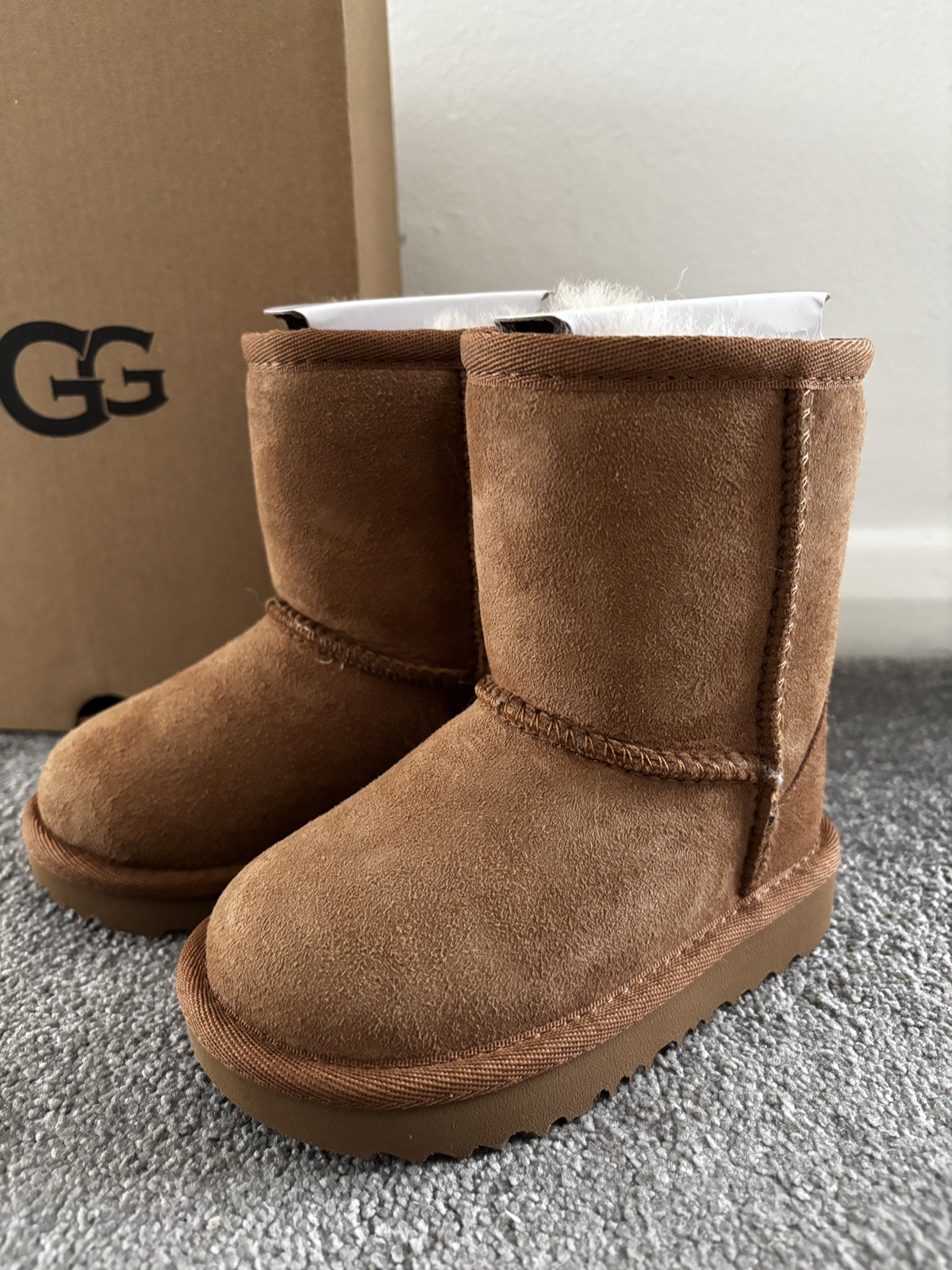 UGG Unisex Kids Classic Boots , Chestnut, Light Brown 5 UK Child New RRP £130 image 4