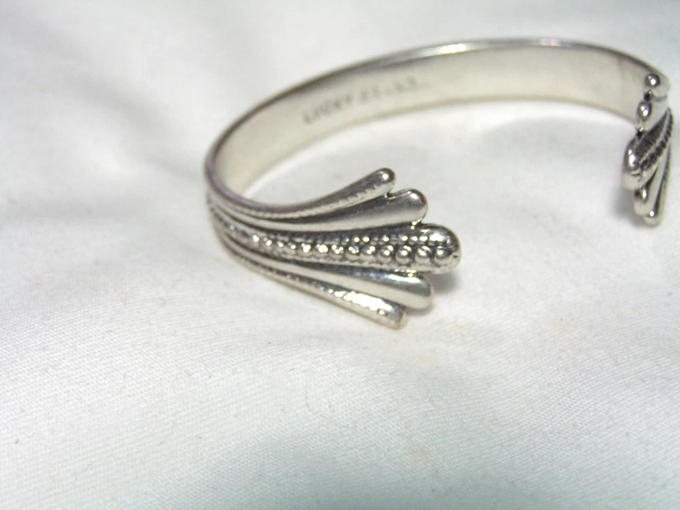 ...LUCKY BRAND...Brazalete Brazalete Extremos Diseño Abanqueado Tono Plateado... Foto 4 de 4