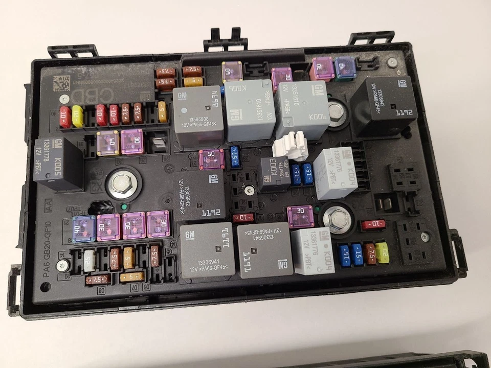 2013-2016 BUICK VERANO Fuse Box Engine 22938539 13-16 - Изображение 2 из 4
