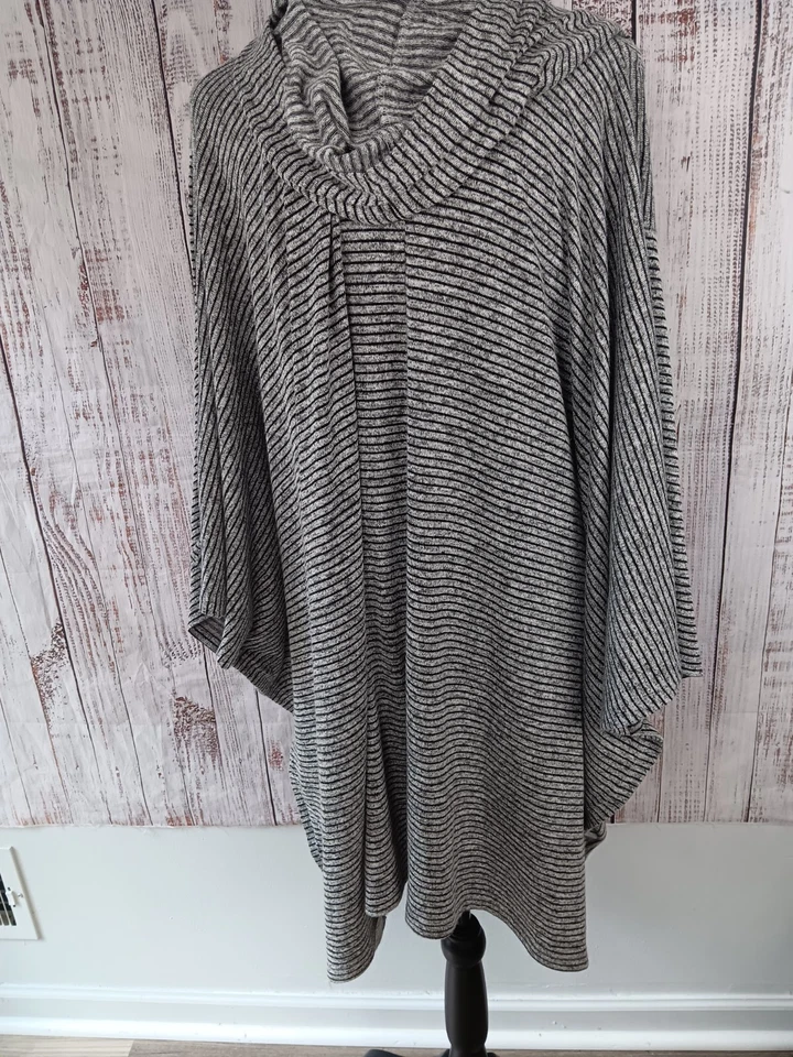 Poncho activo con capucha a rayas negras y grises Lane Bryant talla grande 26/28 Foto 2 de 4