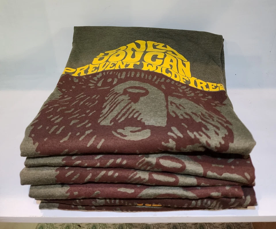 Camiseta Smokey Bear "Solo tú puedes prevenir incendios forestales" Verde Ejército Manga Corta Med Foto 3 de 4