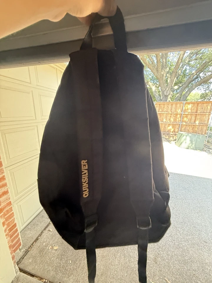 Mochila Quiksilver años 90 negra con correas ajustables Foto 3 de 3