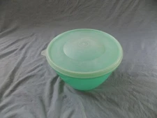 Vintage Tupperware Lettuce Keeper #679-1 Jade Color w/Lid NO SPIKE
