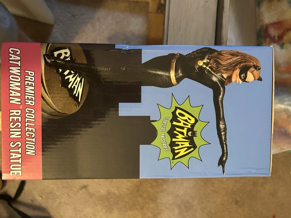 Catwoman Statue Diamond Select Toys DC Comics Batman - Image 2 of 4