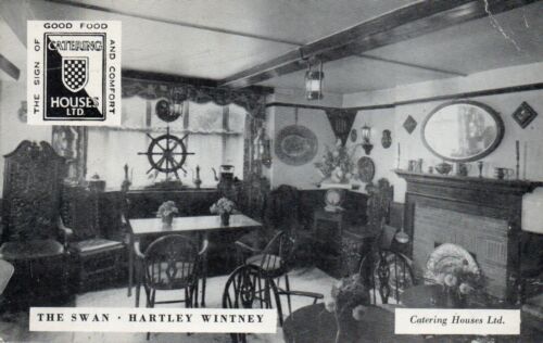 POSTCARD VIEW OF SALOON BAR THE SWAN HARTLEY WINTNEY HAMPSHIRE UNPOSTED - Picture 1 of 2