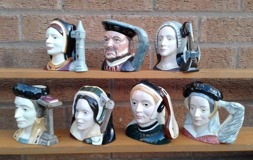 ROYAL DOULTON ""ENRICO VIII E LE SUE SEI MOGLI"" SELEZIONE DI BROCCHE PER PICCOLI PERSONAGGI. - Foto 7 di 79