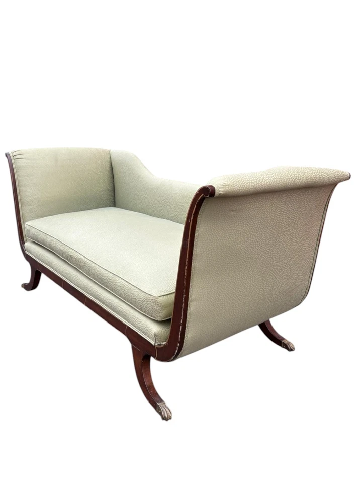 Sofá antiguo estilo imperio de los años 40 Soft Sage Foto 3 de 4