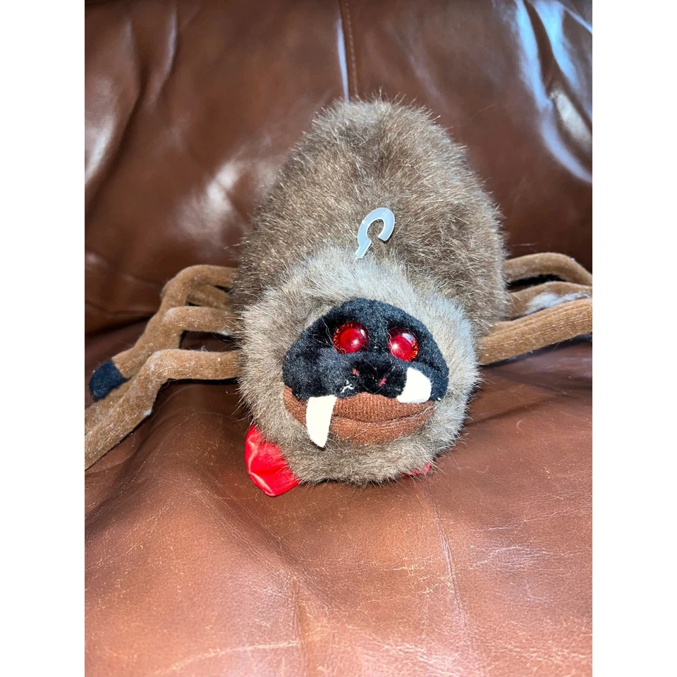 Espeluznante Lindo Juguete Araña de Peluche Rojo Arco Ojos Lengua Decoración de Halloween Foto 2 de 4