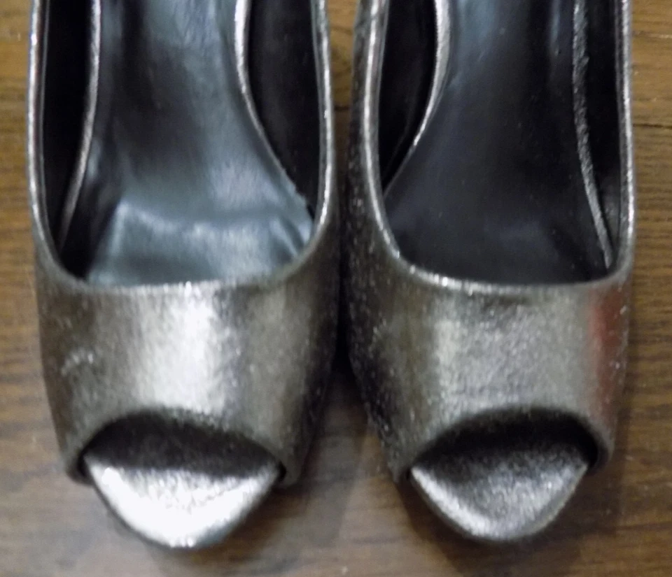 Bandolino Sexy 3" Tacones Rainaa Peep Toe Brillo Metálico Plata Bombas Plataforma 7 Foto 3 de 4