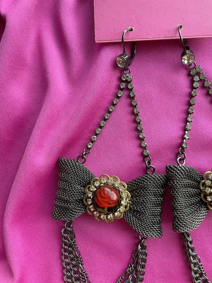Pendientes Betsey Johnson Vintage Rosas Are Red Lucite Tallado Rosa GRANDE Lazo Peltre Foto 2 de 4