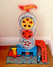 Hot Wheels City Super Twist Tire Shop Playset...
