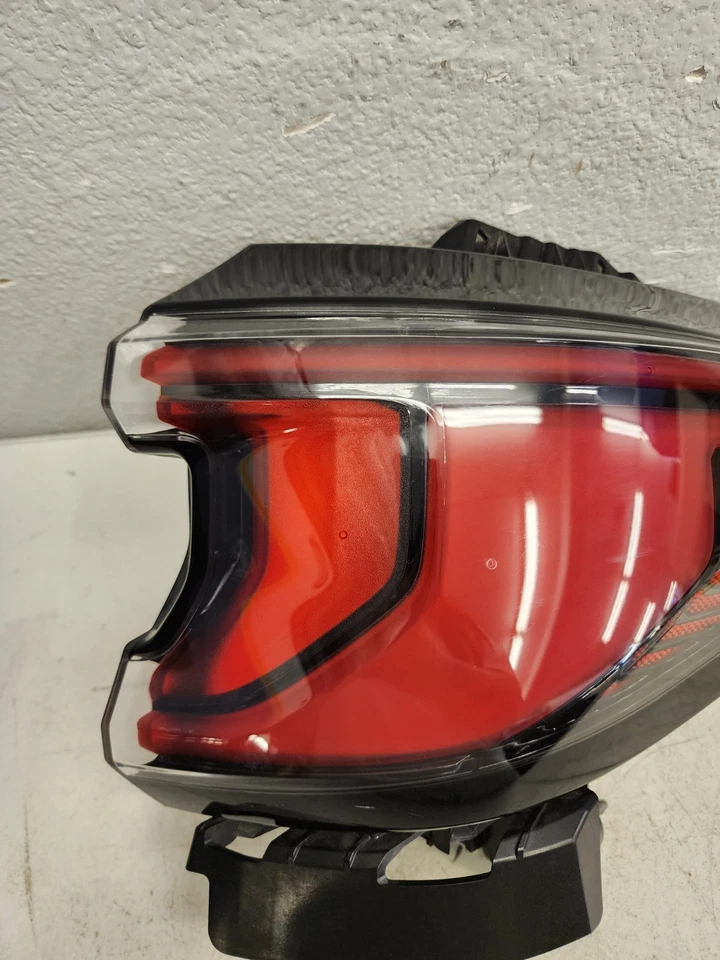 Luz trasera LED 26557067 OEM 2024-2025 GMC Acadia Denali lado derecho pasajero Foto 2 de 4