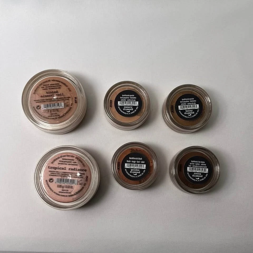 bareMinerals Juego de REGALO de Maquillaje de 10 Piezas: Brillo de Labios, Rubor, Sombra de Ojos, Pinceles Foto 2 de 4