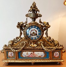 ANTIQUE FRENCH ORMOLU AND PORCELAIN MANTEL CLOCK.