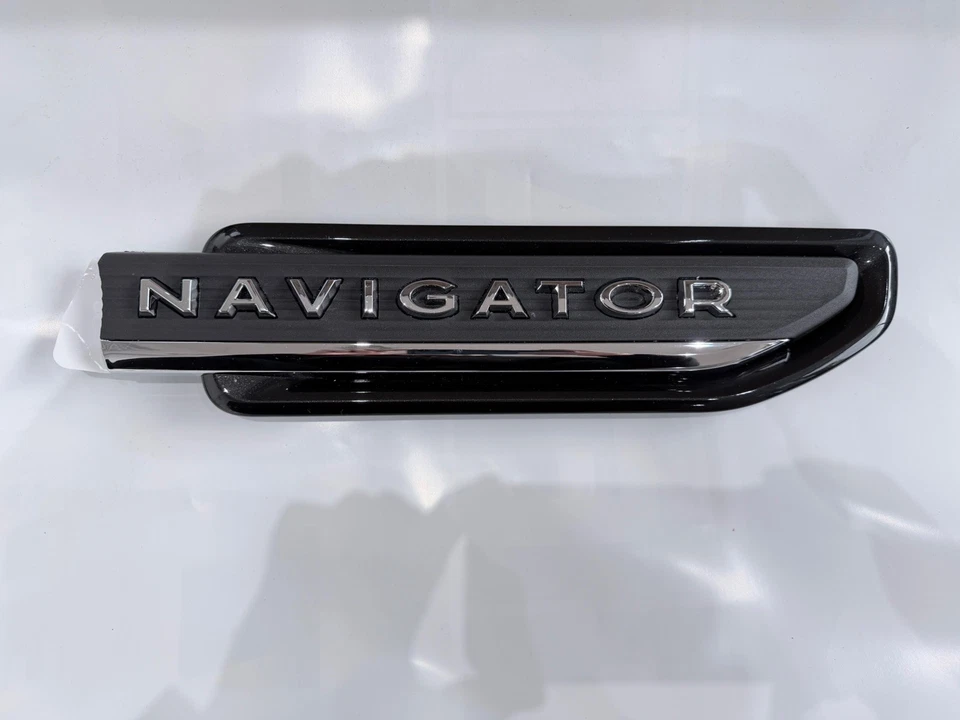 OEM 2022-2024 Navegador lado pasajero derecho guardabarros emblema caviar gris y negro etiqueta Foto 3 de 4