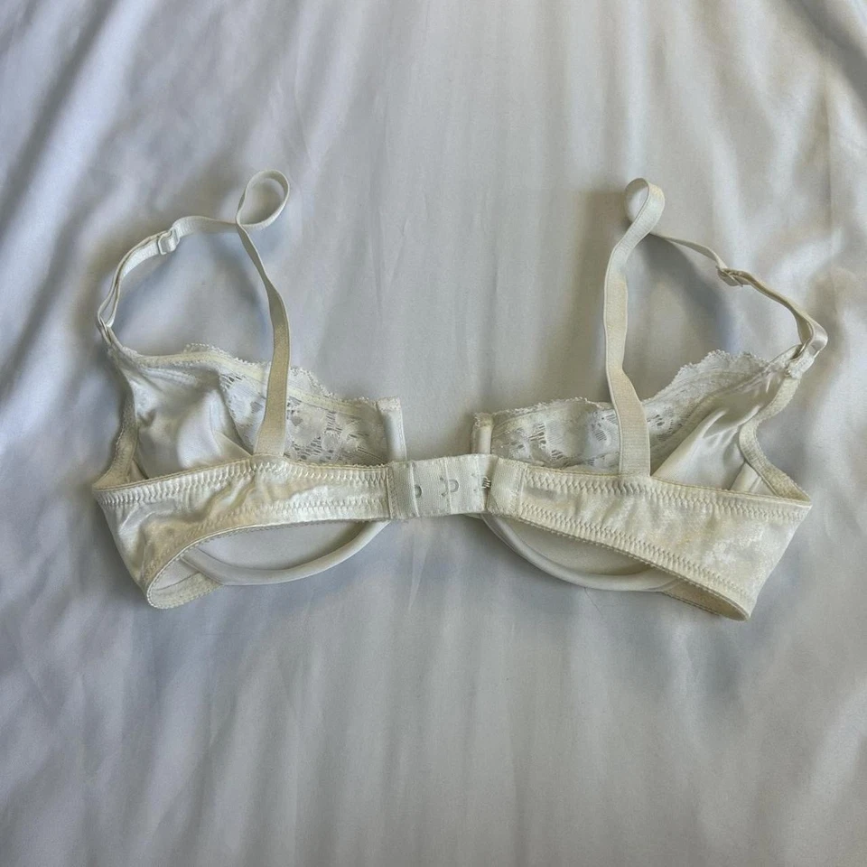 Sujetador de encaje blanco Victoria’s Secret etiqueta dorada vintage hecho en EE. UU. talla 32C Foto 4 de 4