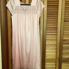 Vintage Vanity Fair Soft Pink Floral Appliqu d Lace-Trim Prairie Nightgown C1