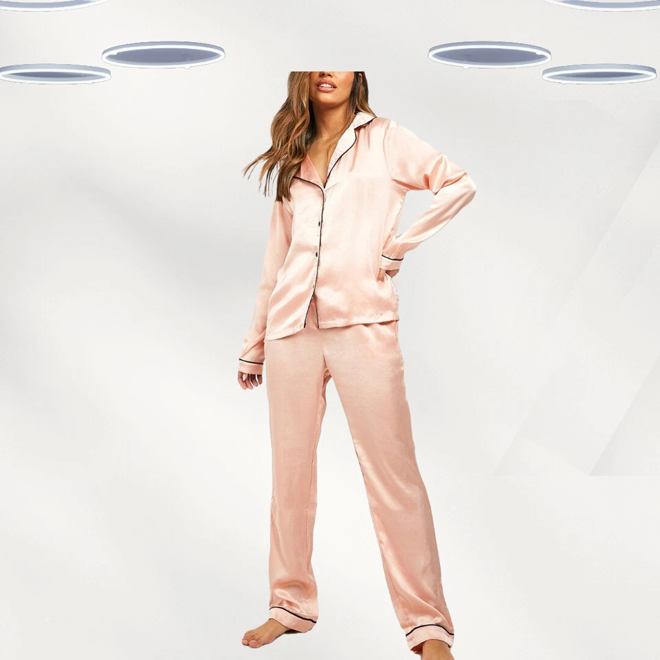 Conjunto de pijama de satén Ex Boohoo para mujer manga larga Bride Squad en rosa (defecto) Foto 3 de 4