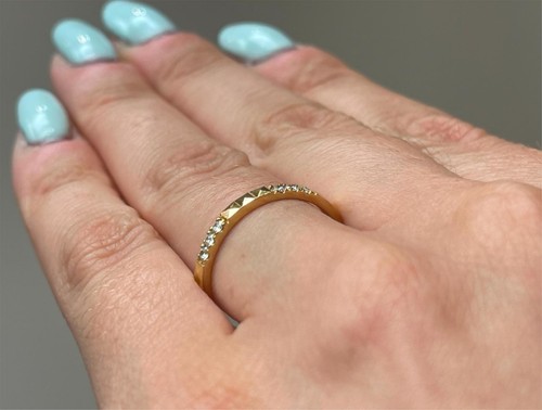 Anillo de eternidad piramidal de diamantes naturales apilable de oro amarillo de 18 quilates de 0,26 quilates - Imagen 8 de 9