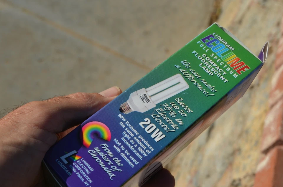 LUMARIN Eculum Full Spectrum 20W 1375 lumens compact fluorescent lamp bulb - Image 2 of 3