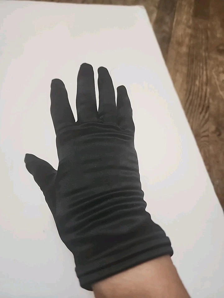 LUVAS DE CETIM PRETAS VINTAGE DÉCADA DE 1960 comprimento do pulso tamanho 6 1/2 Meyers Make novas sem etiquetas - Imagem 4 de 4