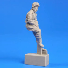1/35 Scale Resin Tank Crew Soldier Sitting Figure WWII Military Diorama Model