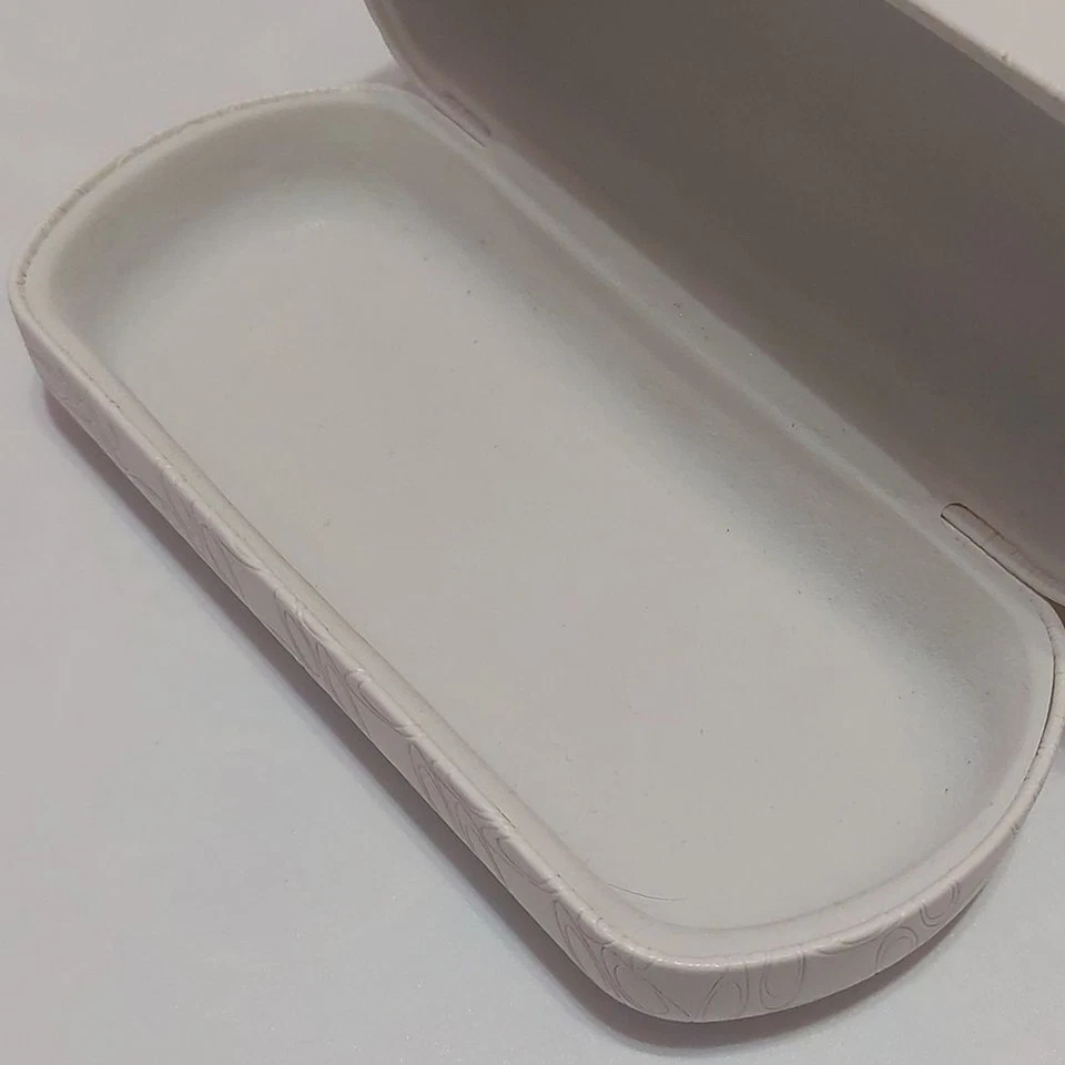 Gafas de sol Oakley blancas con logotipo en relieve de cuero sintético estuche rígido Foto 4 de 4