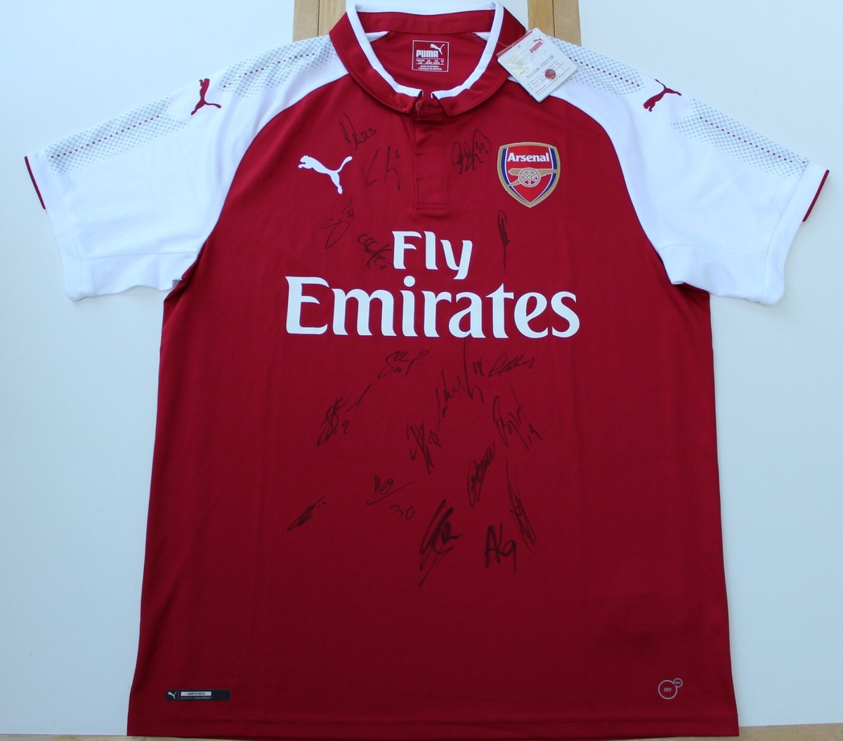 2017-18 Arsenal Home Shirt Squad Signed inc. Giroud, Lacazette