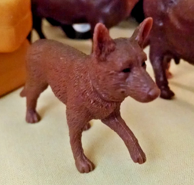 FARM PLAYSET LOOSE NEW RAY BLACK ANGUS COW SILO HAY BALES DOG TRACTOR TRAILER. - Image 2 of 4