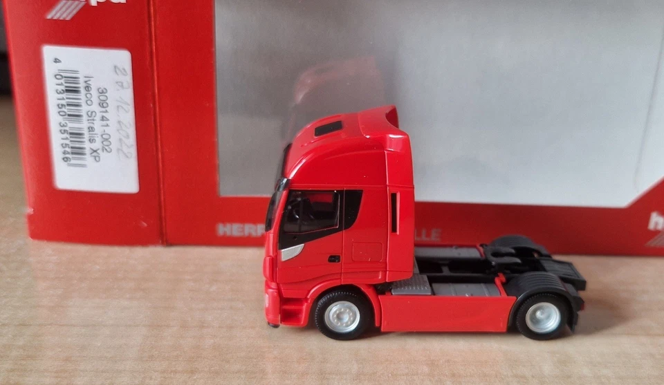 Herpa 312233 IVECO STRALIS XP NP trattore stradale neutro rosso 1:87 - Immagine 2 di 4