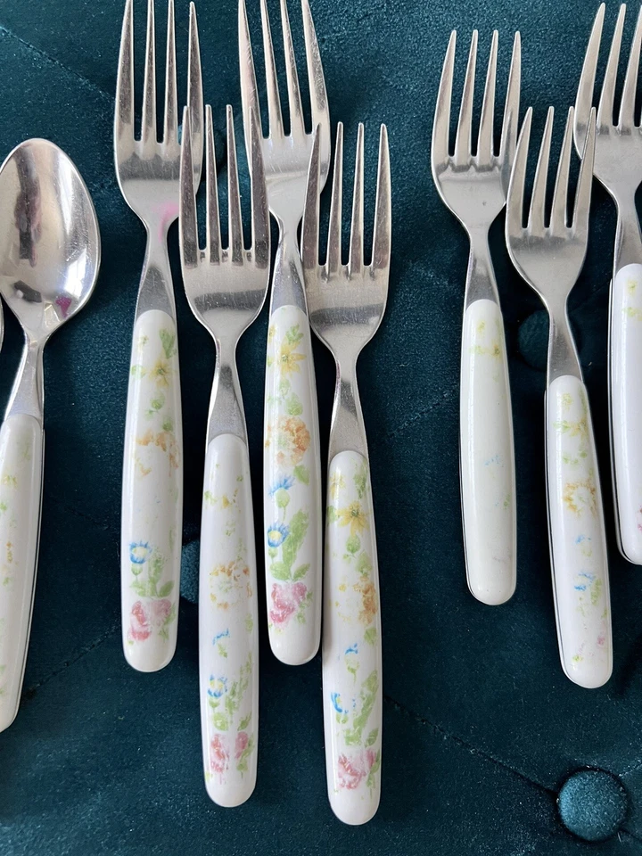 Pfaltzgraff Flatware Emma 18 pc Place Settings Floral Vintage See Description - Image 4 of 4