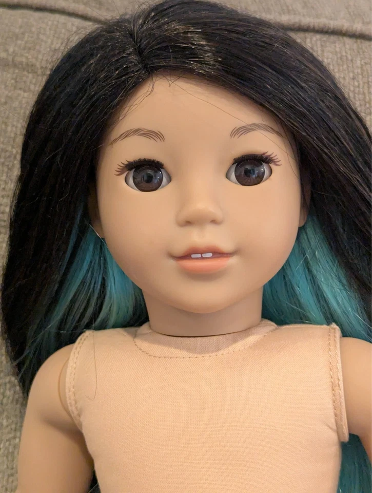 Boneca American Girl do Ano 2022 Corinne Tan - Imagem 4 de 4