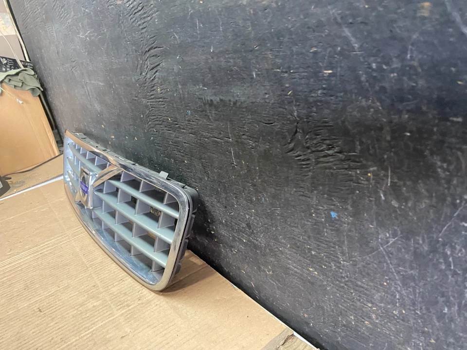 Parrilla superior delantera OEM Q0595 DG Volvo XC90 2003 a 2013 Foto 2 de 4