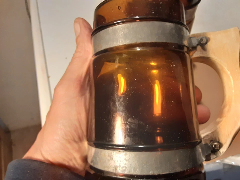 2 BELLISSIMI VECCHI BOCCALI DA BIRRA IN VETRO SOFFIATO COLOR OCRA MANICO LEGNO A - Immagine 4 di 4