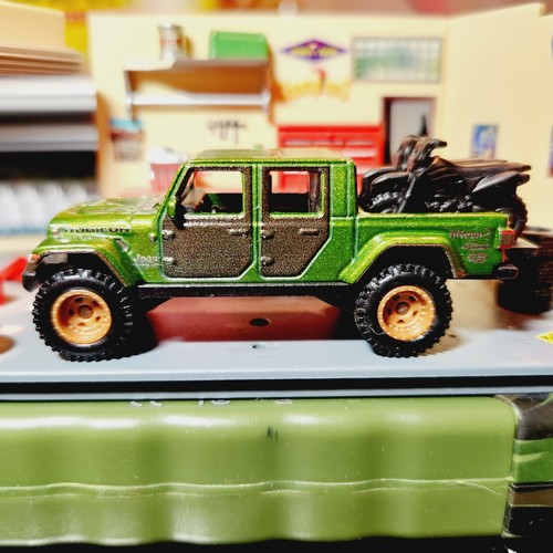 Diecast 2020 Jeep Gladiator With Motorcycles. Loose. 1:64. Hotwheels.