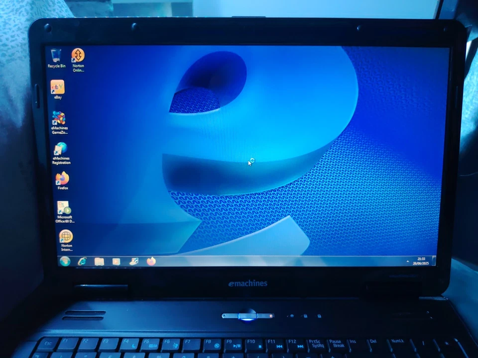 E Machines E627 Laptop 15.6" - Image 2 of 4