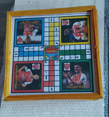 NIGERIANISCHES LUDO BRETTSPIEL MIT ZUBEHÖR, REDUZIERT WEGEN STRACHLINIE INNEN
