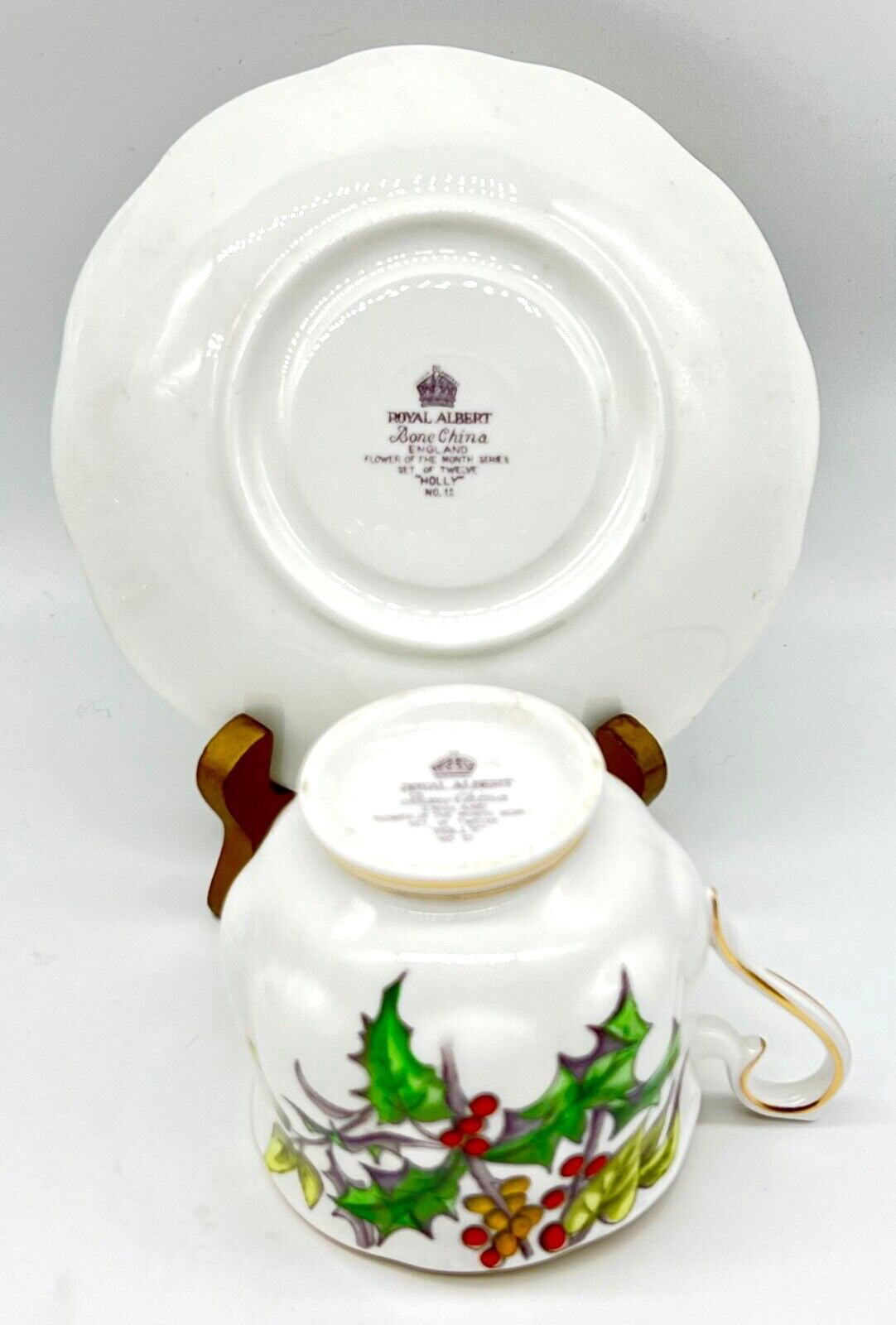 ROYAL ALBERT FLOWER OF THE MONTH DECEMBER HOLLY TRIO: DESSERT PLATE, CUP, SAUCER